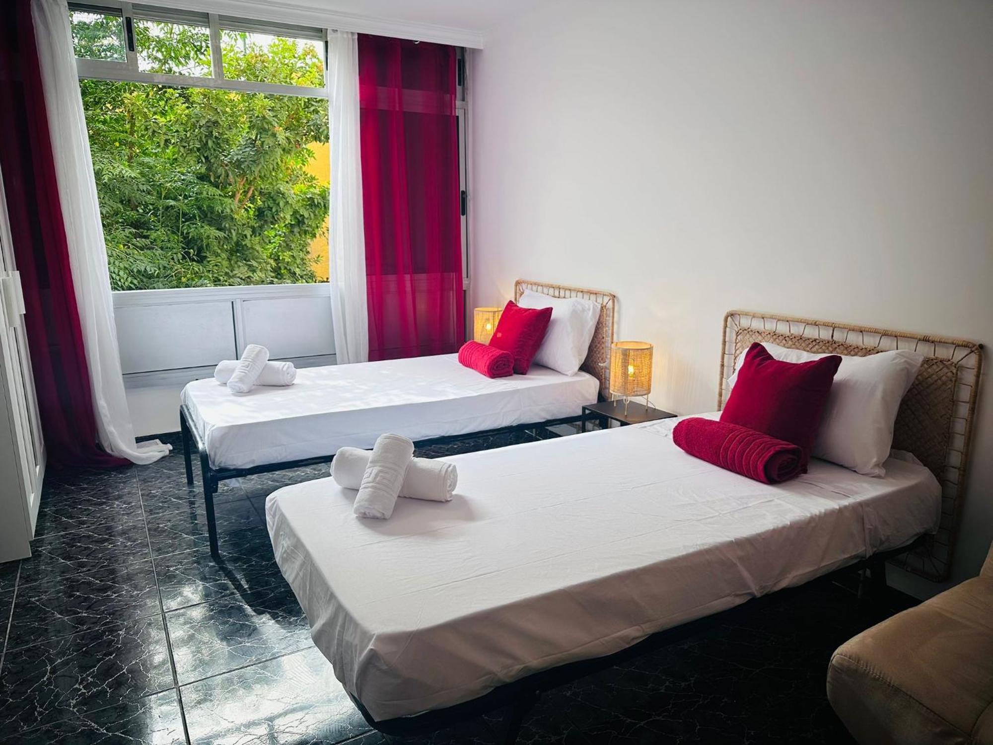 Cozy 2-Bed & Sofa-Bed Studio In Los Cristianos Esterno foto