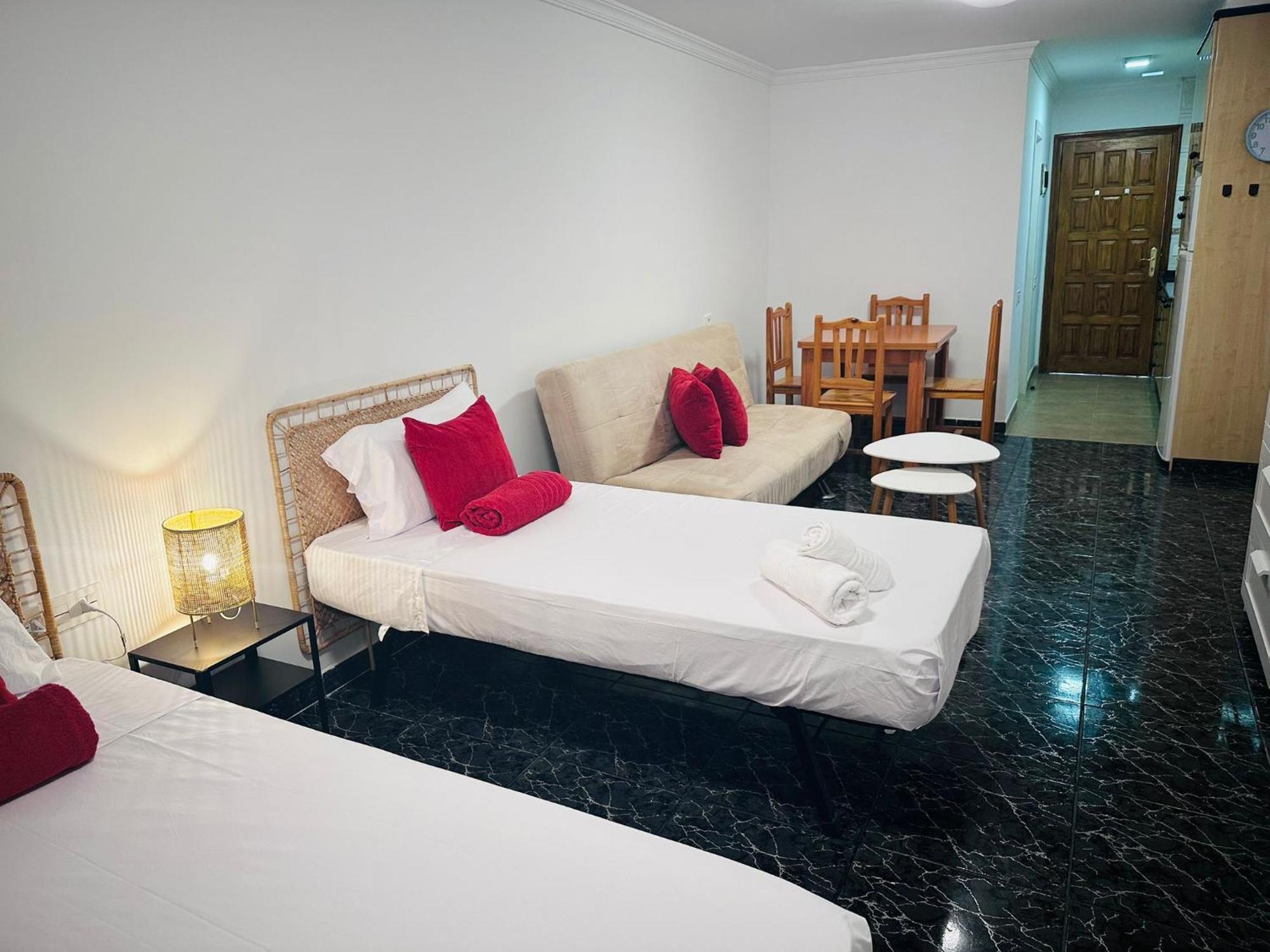 Cozy 2-Bed & Sofa-Bed Studio In Los Cristianos Esterno foto