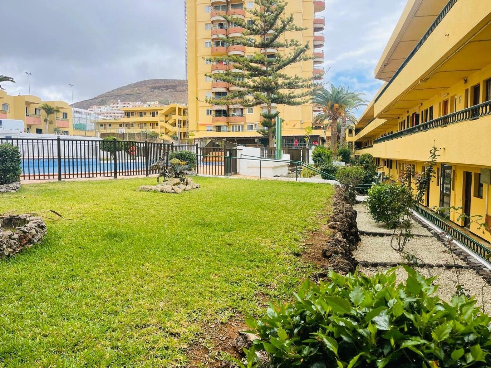 Cozy 2-Bed & Sofa-Bed Studio In Los Cristianos Esterno foto